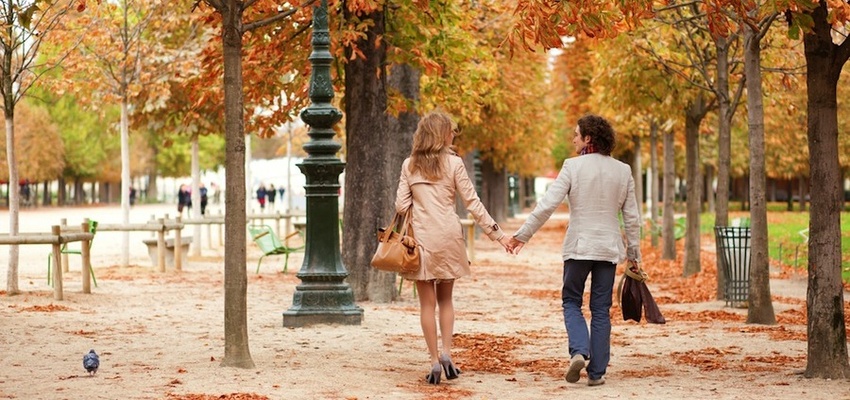 CoupleWalkingHoldingHandsInPark-850x400